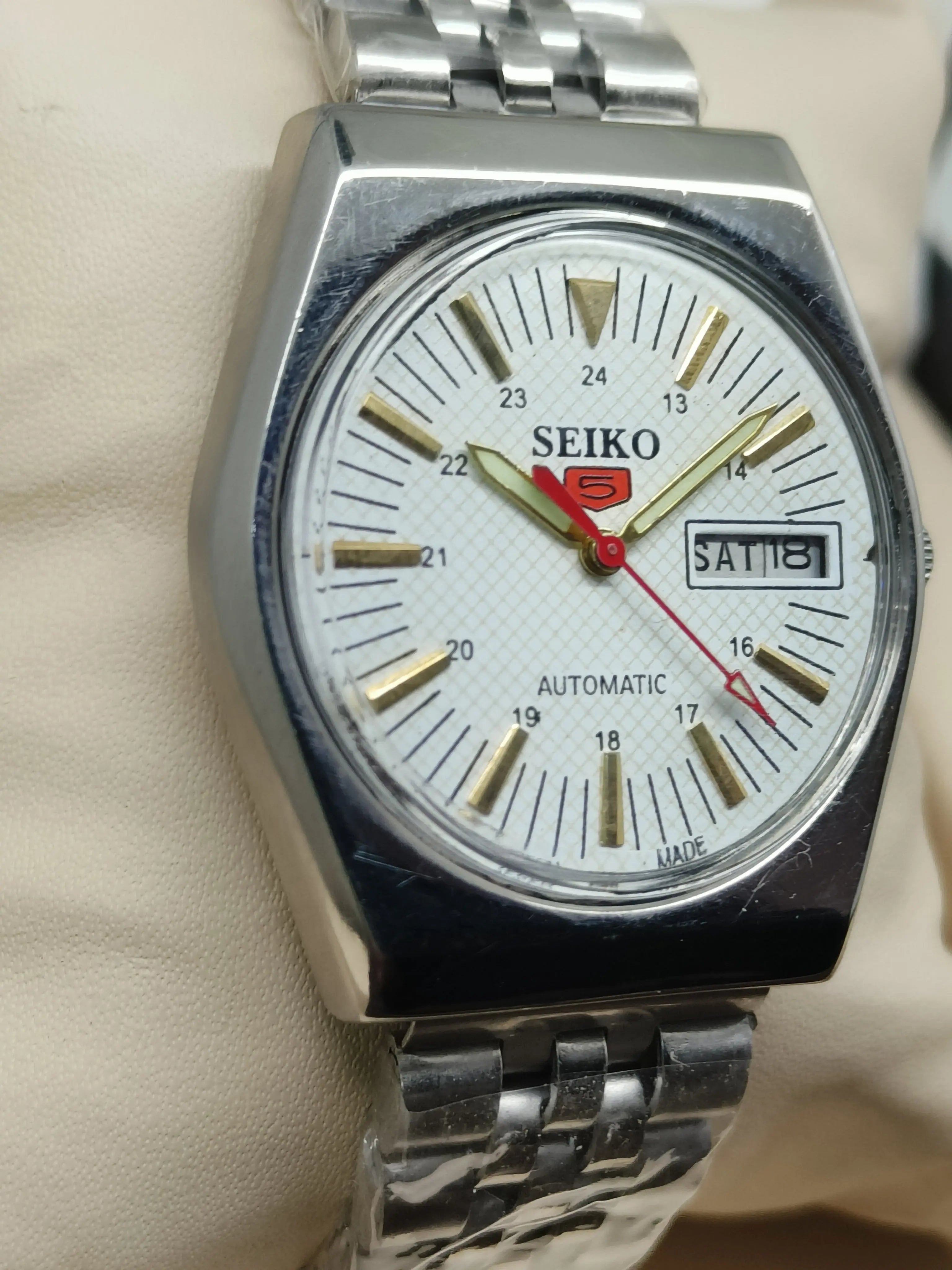 Seiko 5 Vintage Burgundy Dial – Refurbished Unique Piece National Watches