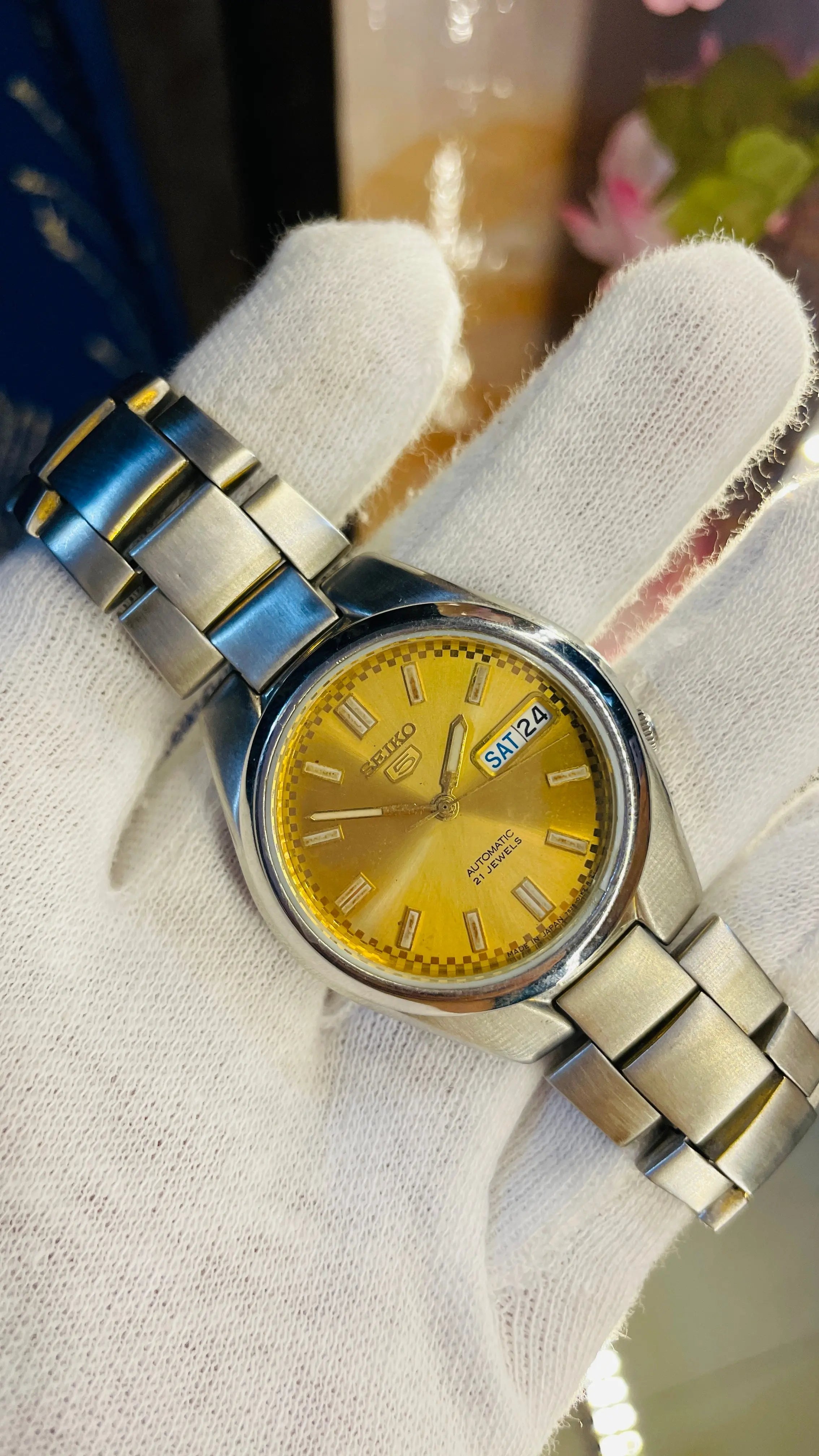 Super Rare) 1983 Seiko 5 Automatic 7S26 with Glass Back Vintage Watch