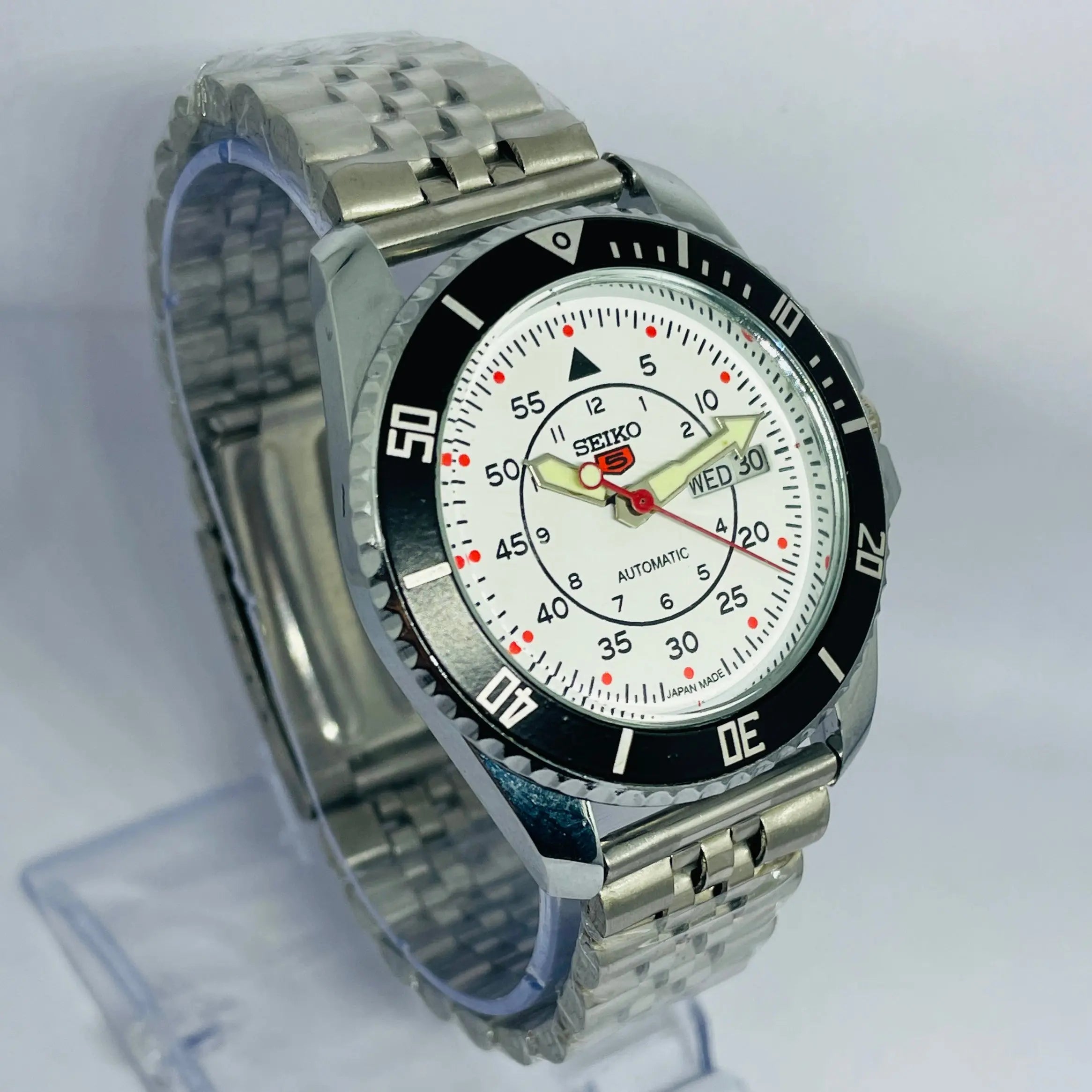 Seiko 5 Sports Mechanical Automatic with Rotating Bezel Original Movement Vintage Classic – 17 Jewels Refurbished watch National Watches