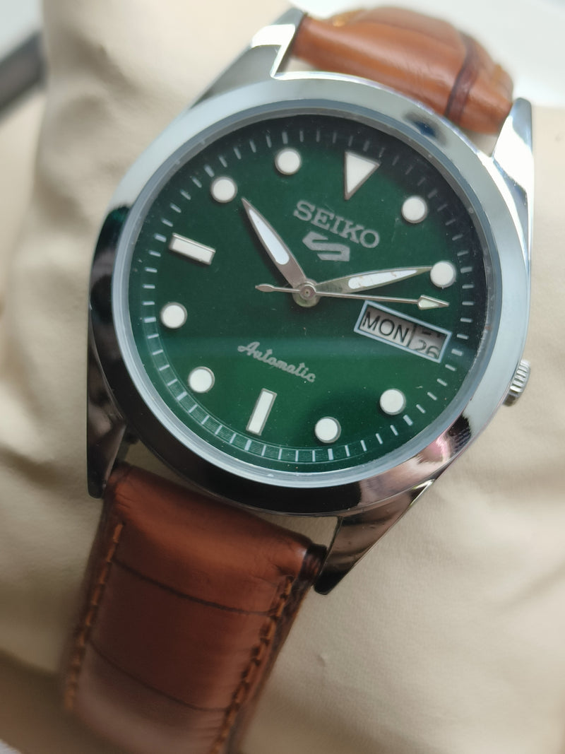 Seiko 5 Vintage Automatic – Distinct Seiko 5 Emblem