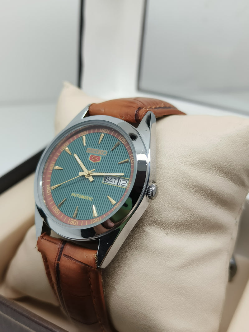 Seiko 5 Vintage Automatic – Exhibition Case Back (if applicable)