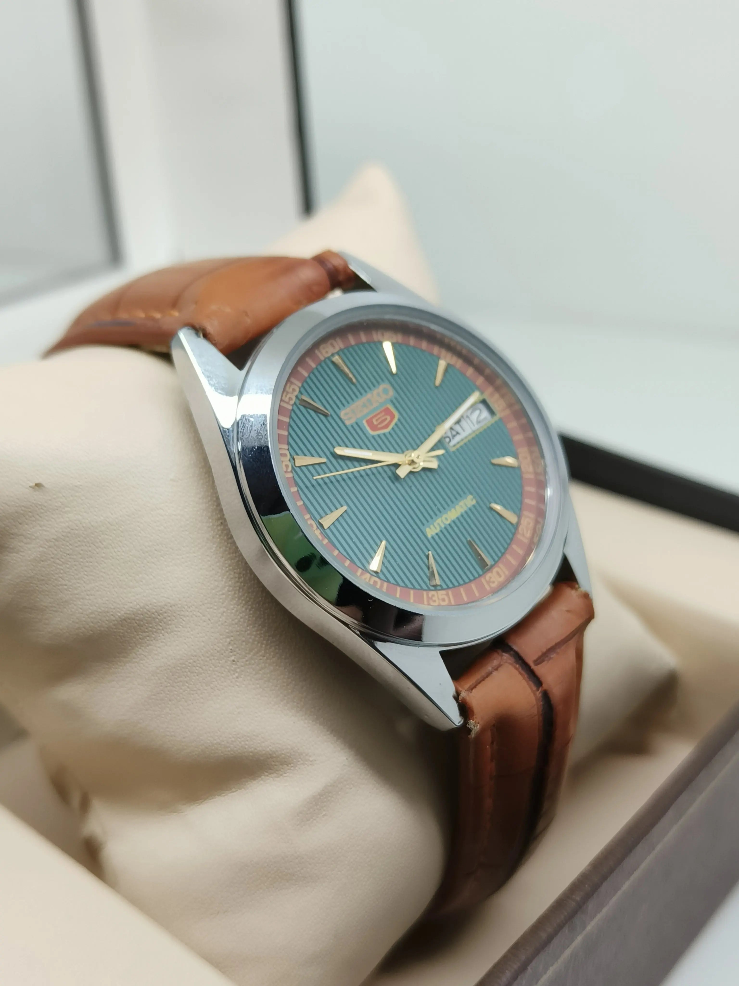 Seiko 5 Vintage Automatic – Exhibition Case Back (if applicable) National Watches