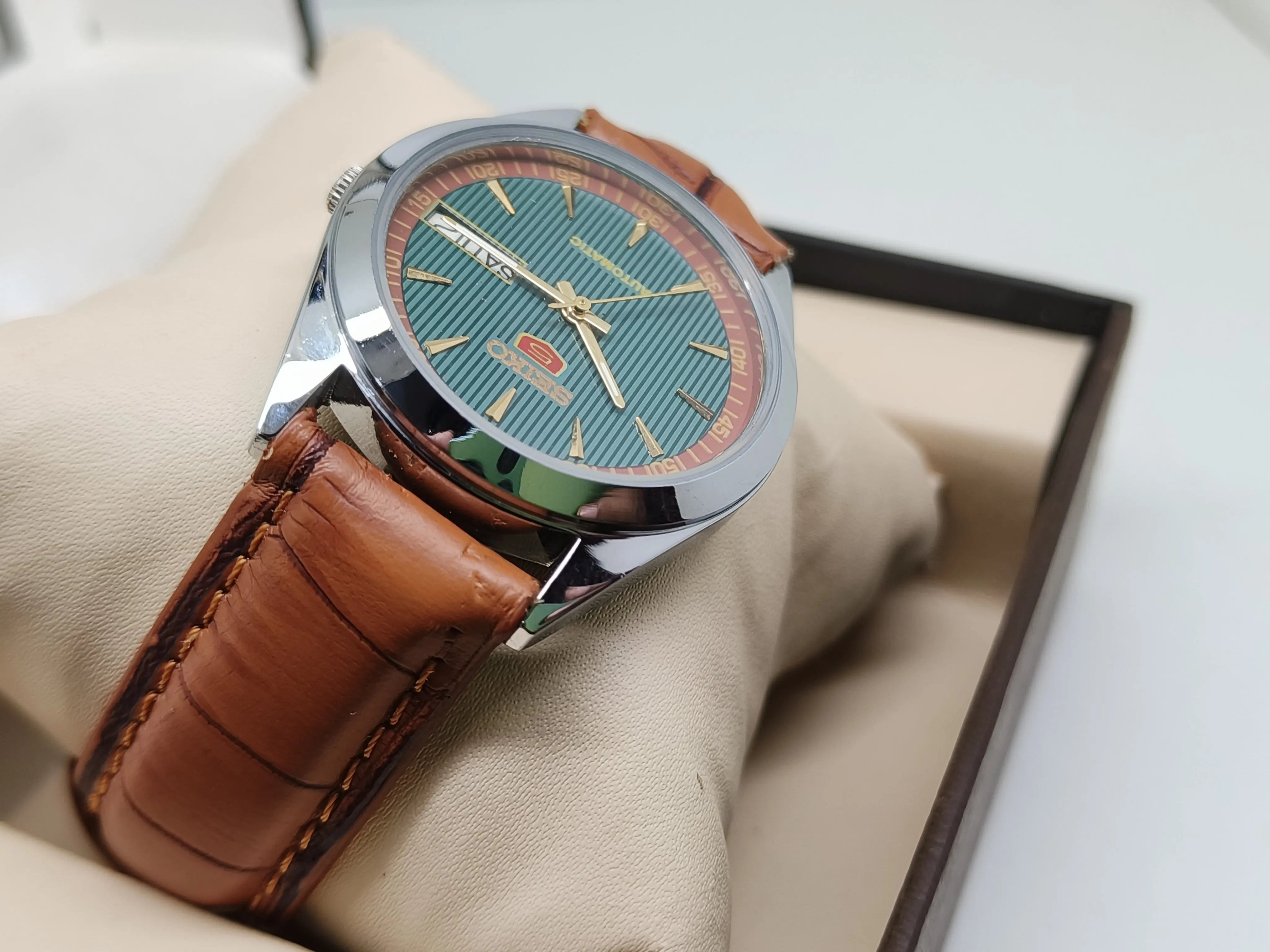 Seiko 5 Vintage Automatic – Exhibition Case Back (if applicable) National Watches