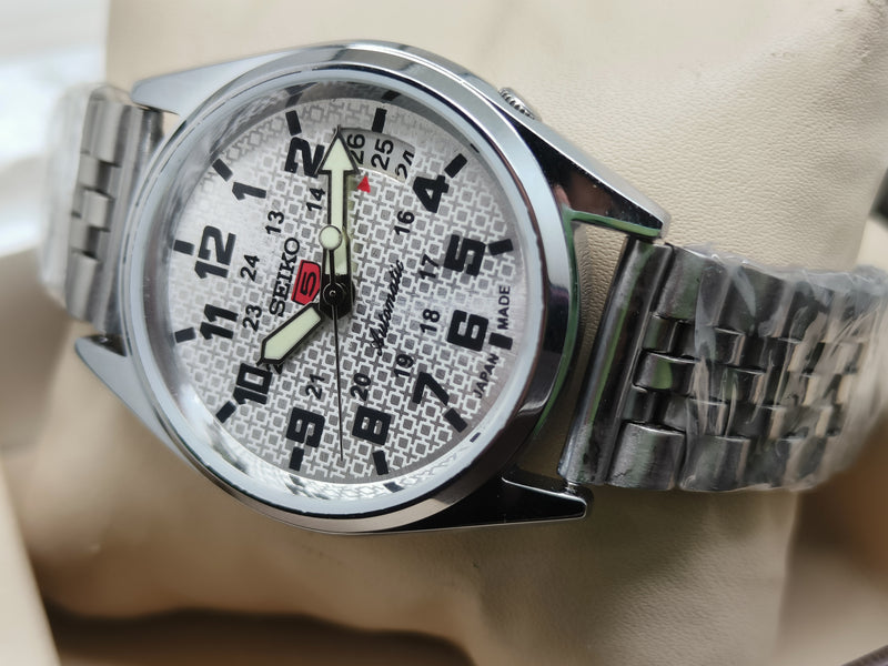 Seiko 5 Vintage Champagne Dial – Restored Dress Watch