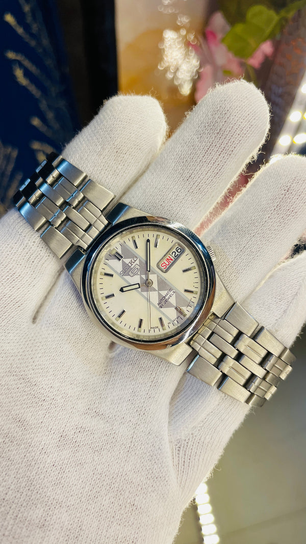 (Super Rare) 1983 Seiko 5 Automatic 7S26 with Glass Back Vintage Watch (Pre Owned