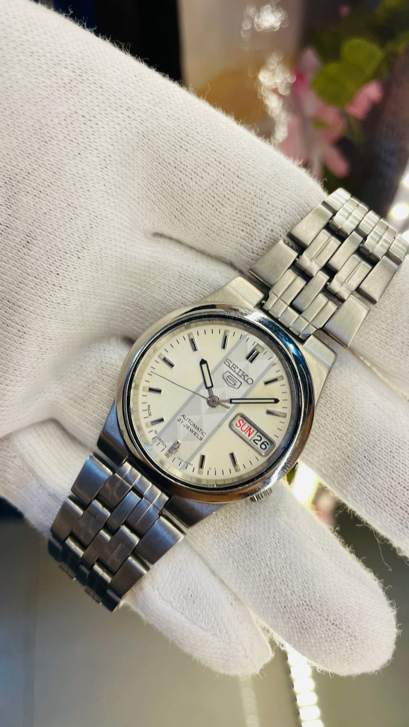 (Super Rare) 1983 Seiko 5 Automatic 7S26 with Glass Back Vintage Watch (Pre Owned
