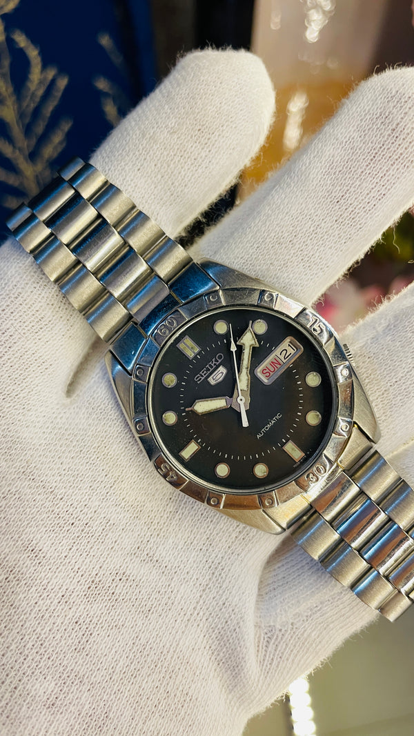 (Super Rare) 1983 Seiko 5 Automatic 7009 with Glass Back Vintage Watch (Pre Owned