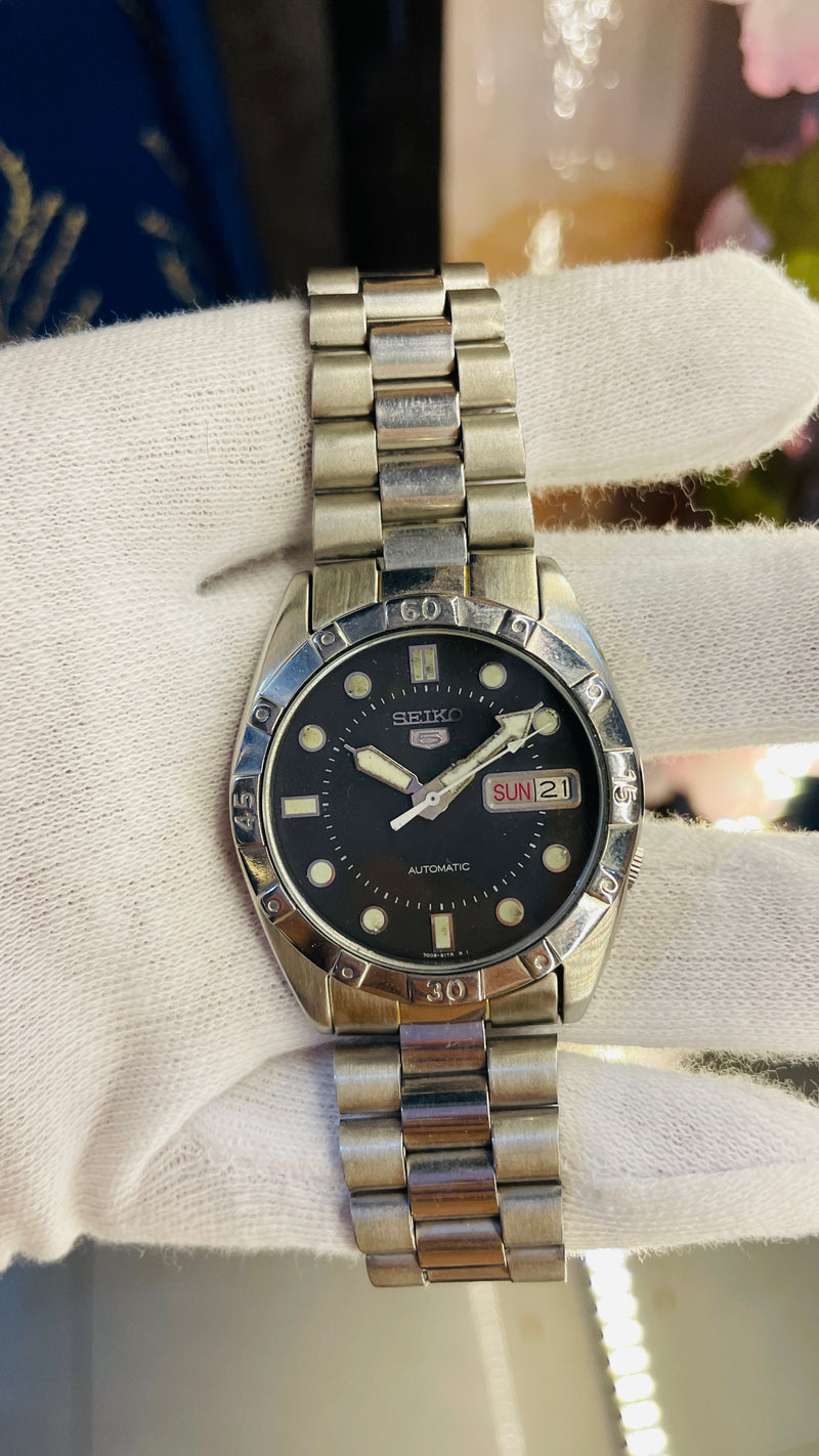 (Super Rare) 1983 Seiko 5 Automatic 7009 with Glass Back Vintage Watch (Pre Owned