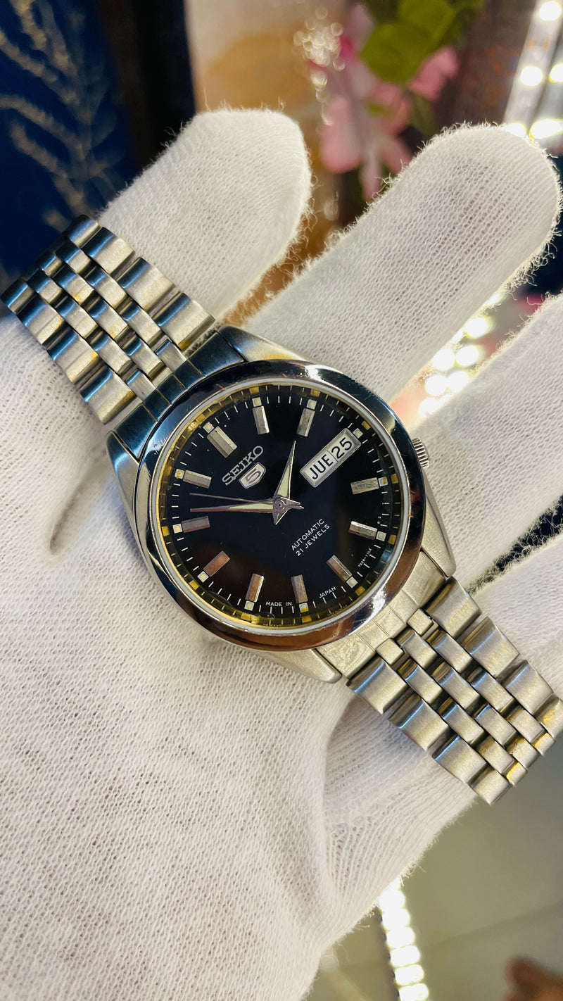 (Super Rare) 1983 Seiko 5 Automatic 7S26 with Glass Back Vintage Watch (Pre Owned