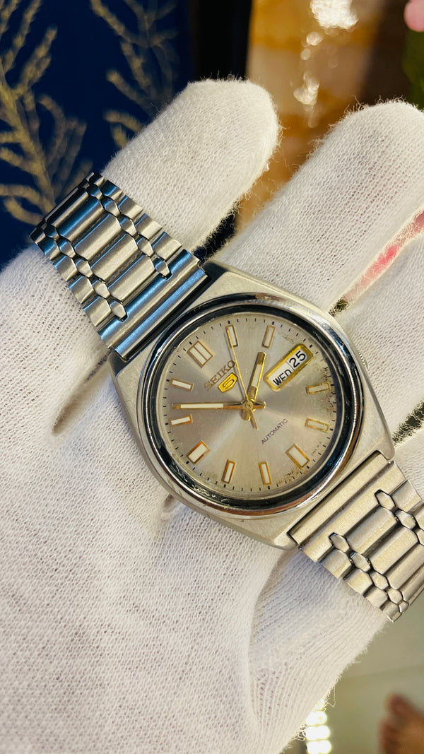 (Super Rare) 1983 Seiko 5 Automatic 7S26 with Glass Back Vintage Watch (Pre Owned