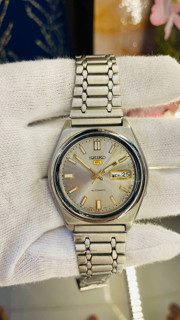 (Super Rare) 1983 Seiko 5 Automatic 7S26 with Glass Back Vintage Watch (Pre Owned