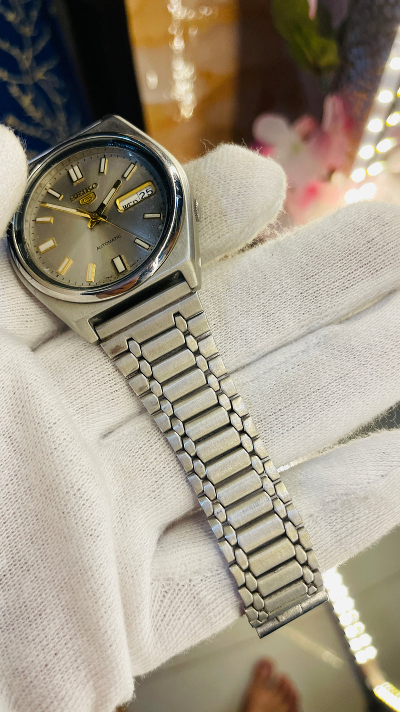 (Super Rare) 1983 Seiko 5 Automatic 7S26 with Glass Back Vintage Watch (Pre Owned