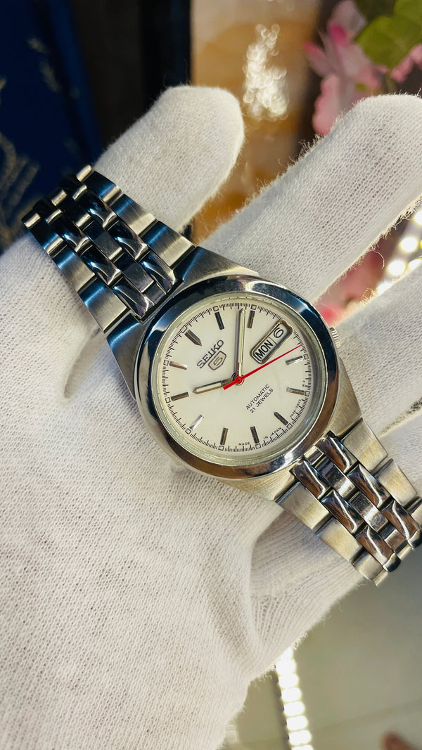 (Super Rare) 1983 Seiko 5 Automatic 7S26 with Glass Back Vintage Watch (Pre Owned