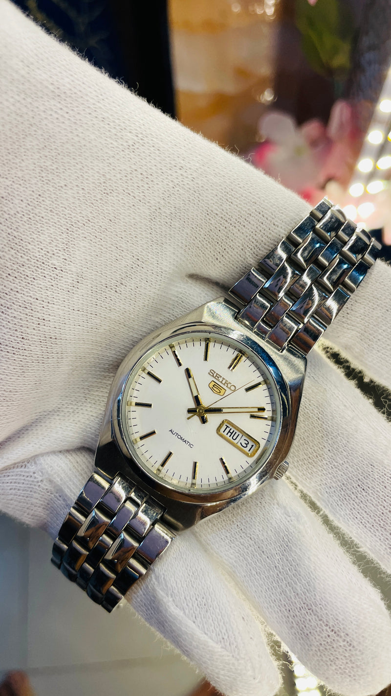 (Super Rare) 1983 Seiko 5 Automatic 7S26 with Glass Back Vintage Watch (Pre Owned
