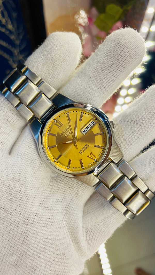 (Super Rare) 1983 Seiko 5 Automatic 7S26 with Glass Back Vintage Watch (Pre Owned