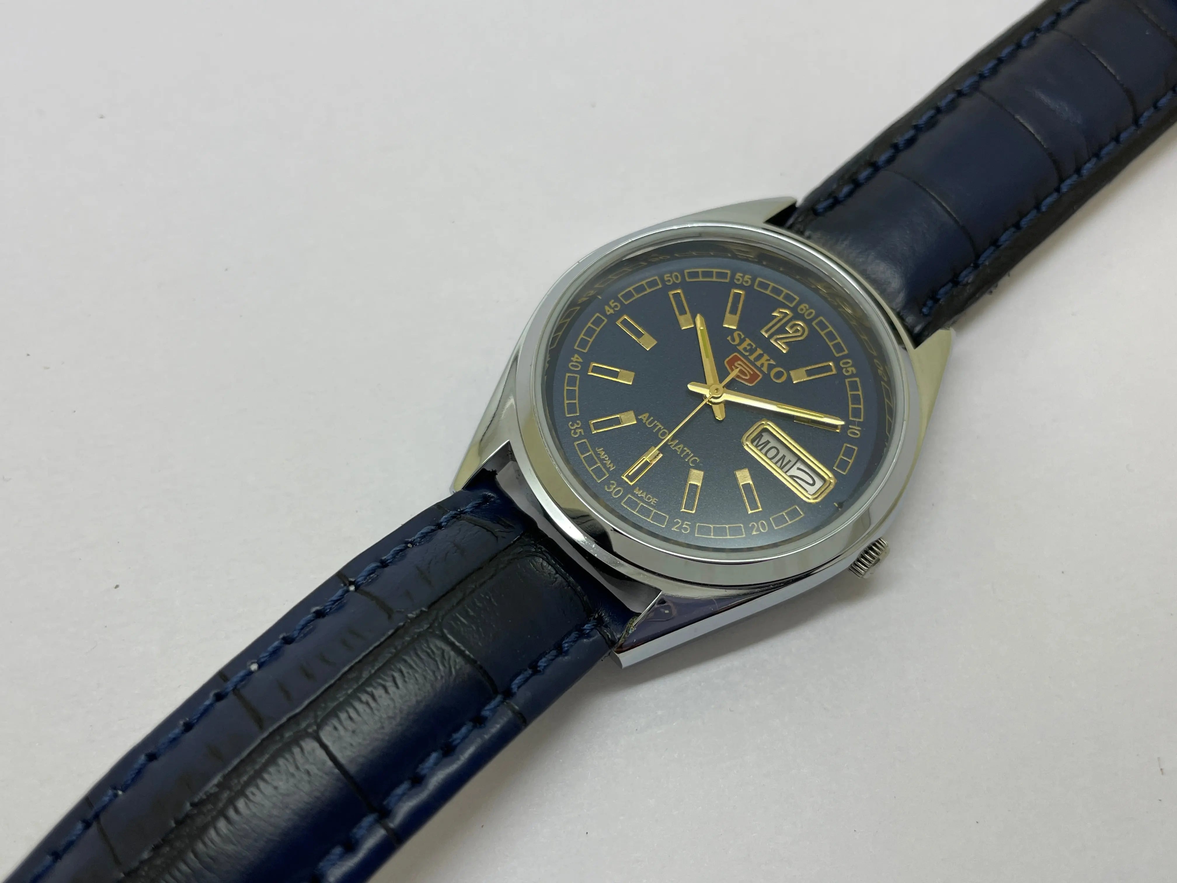 VINTAGE REFURBISHED SEIKO 5 AUTOMATIC JAPAN MENS DAY DATE WATCH - National Watches
